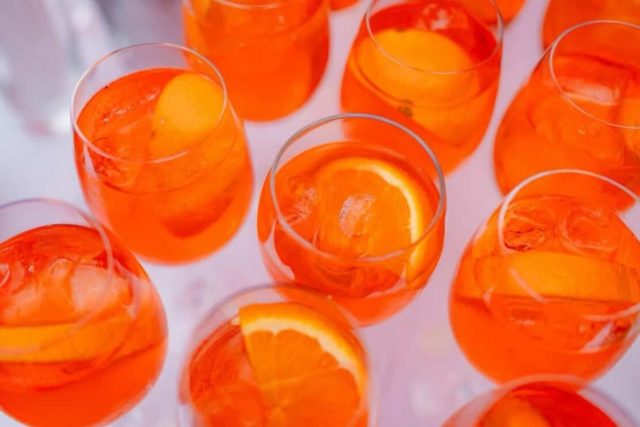 As the temperatures are rising and the suns coming out, we’re finding ourselves craving a nice refreshing cocktail (or two!) 🍸 🍹 🌞